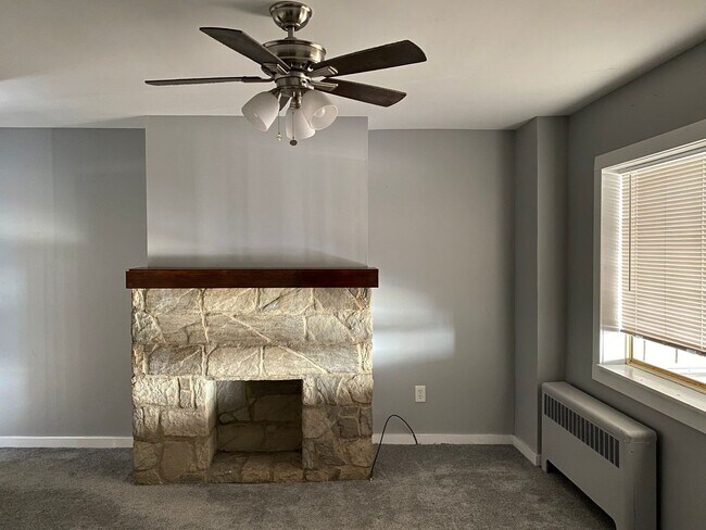Foto del edificio - RENOVATED 2 BEDROOM IN THE HEART OF BLOOMFIELD!