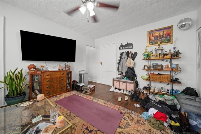 Building Photo - 3727 N Pine Grove Ave