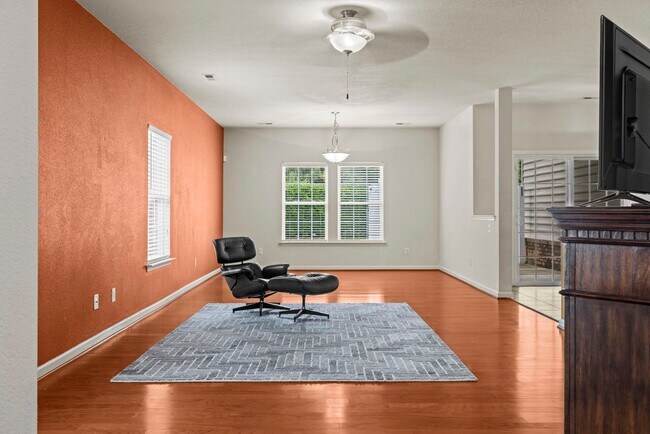 Foto del edificio - Beautifully Maintained 3-Bedroom Townhome with Bonus Room in Desirable Community