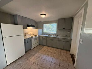 Building Photo - 605 S 70th St