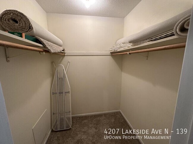 Foto del edificio - 4207 Lakeside Ave N