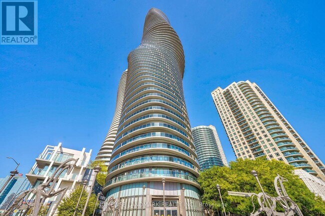 Photo du bâtiment - 60 Absolute Ave