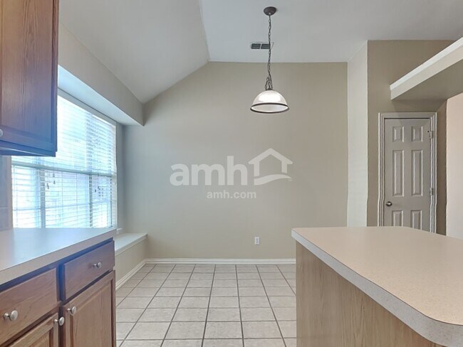 Foto del edificio - 6215 Crestmont Ln