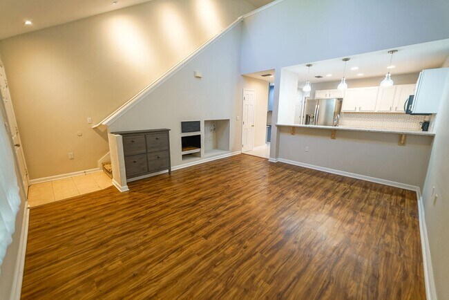 Foto del edificio - UPDATED 2 Bed / 2 Bath with LOFT in Summer...