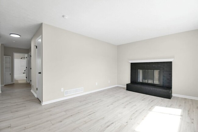 Building Photo - 8008-8010-8010 Smoky Row Rd