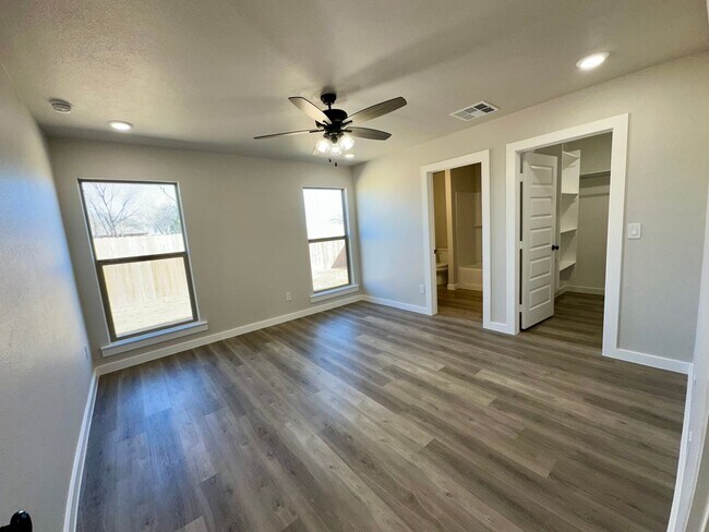 Foto del edificio - 3 Bed/ 2Bath New Build