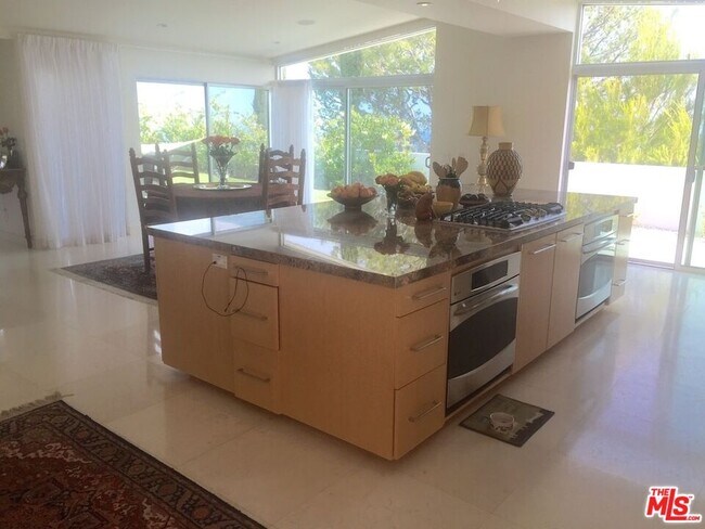 Foto del edificio - 3440 Shoreheights Dr