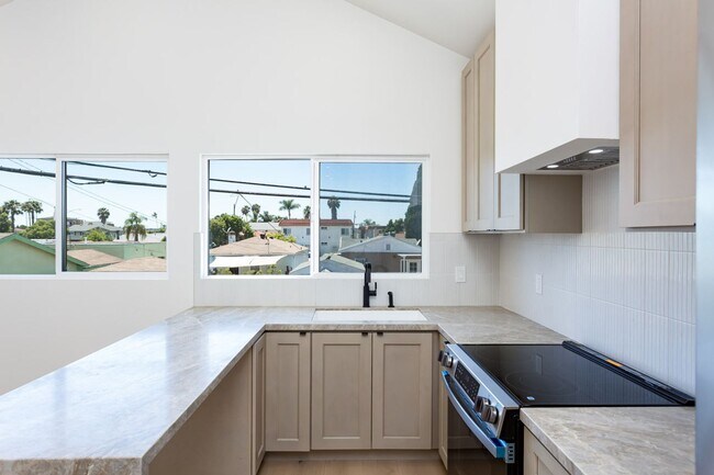 Foto del edificio - 4422-4424 Cherokee Avenue