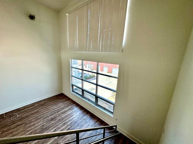 Building Photo - 716 N Santiago St
