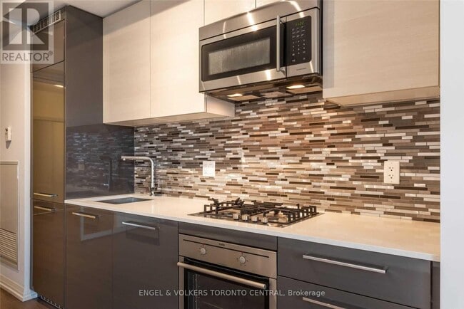 Building Photo - 835-835 St Clair Ave W