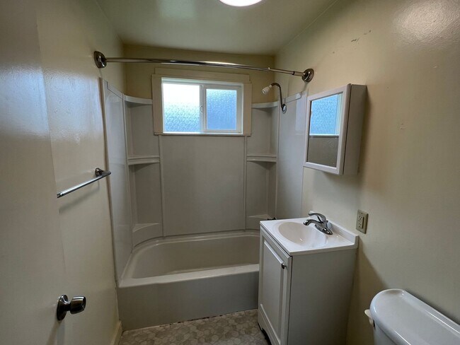 Foto del edificio - 2 Bedroom/ 1 Bath Unit- Available August 1...