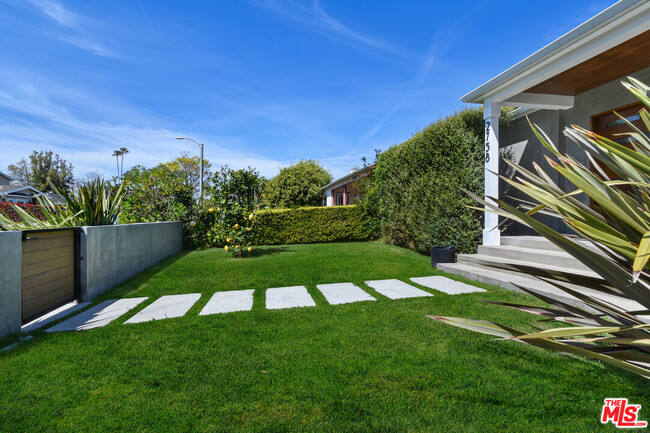 Foto del edificio - 2758 Burkshire Ave