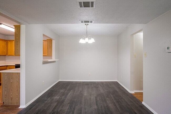 Foto del edificio - 3 Bedroom 2 Bath Adorable Carrollton Home