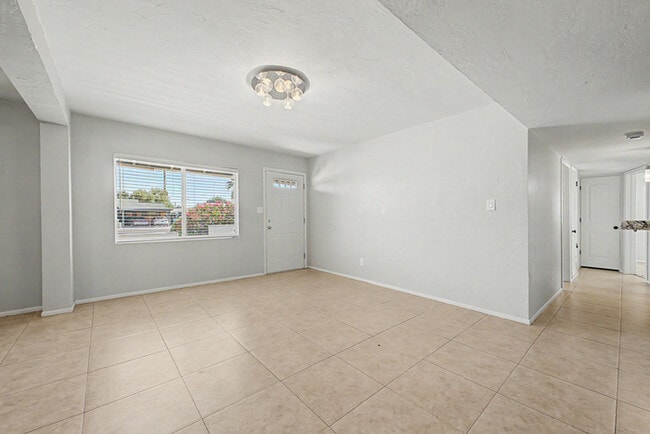 Building Photo - 2514 E Campbell Ave
