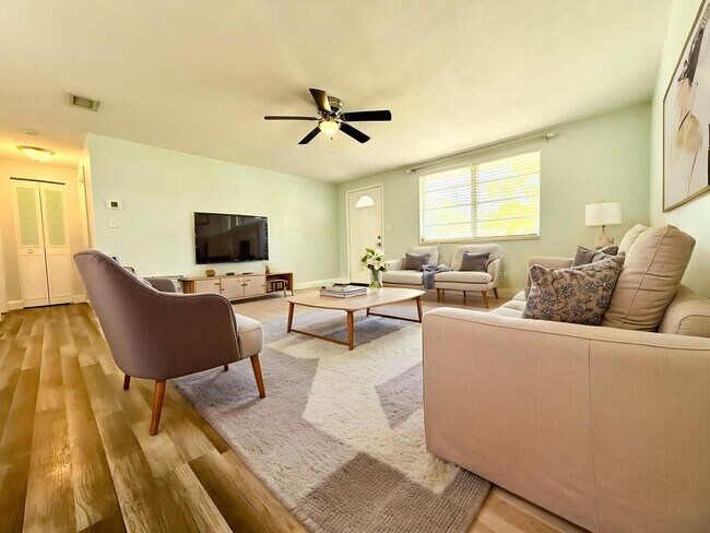 Foto del edificio - Relaxed Florida living at this 3Bedroom/ 2bath home in the Heart of Daytona Beach!