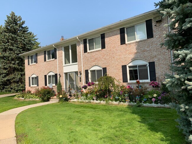 Building Photo - 13905 Camelot Dr