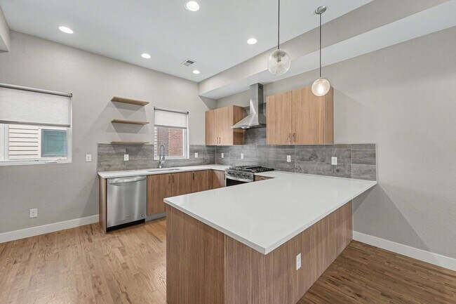 Foto del edificio - 2 Bed, 1 Bath Townhouse with Roof Top Deck