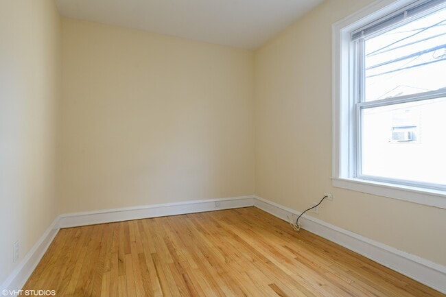 Foto del edificio - 3808 W Irving Park Rd