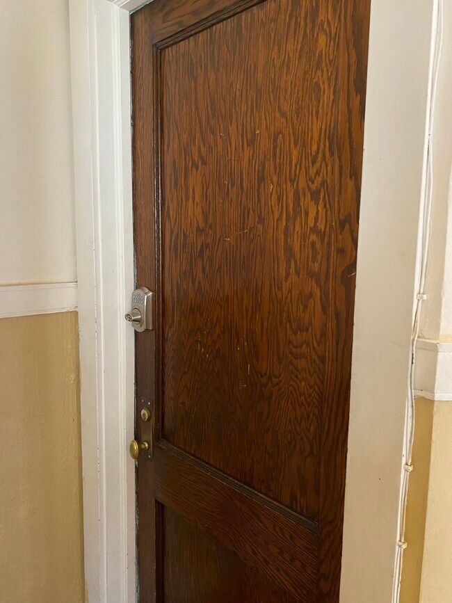 Entrada del apartamento - 2525 N Saint Louis Ave