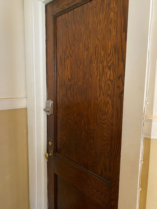 Apartment entrance - 2525 N Saint Louis Ave