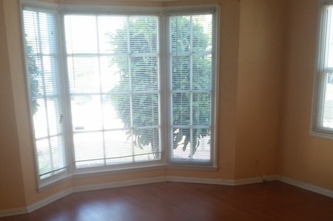 Foto del edificio - 8437 Naylor Ave