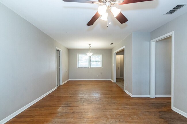 Building Photo - Pre-Leasing for Fall 2024 - Nice 4 bedroom...