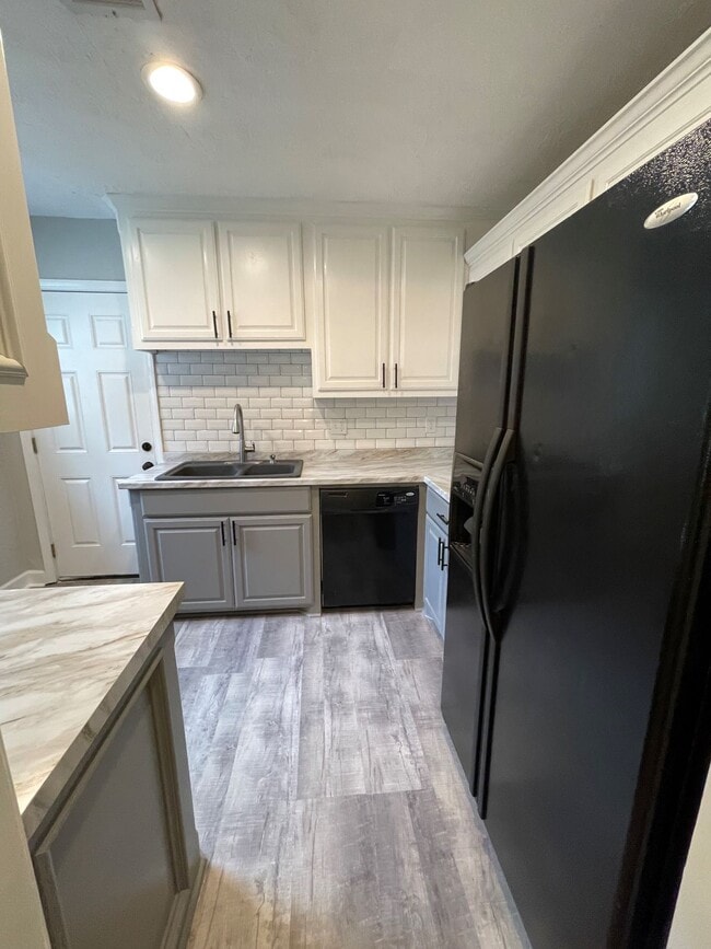 Building Photo - 1108 NW Maple Ave