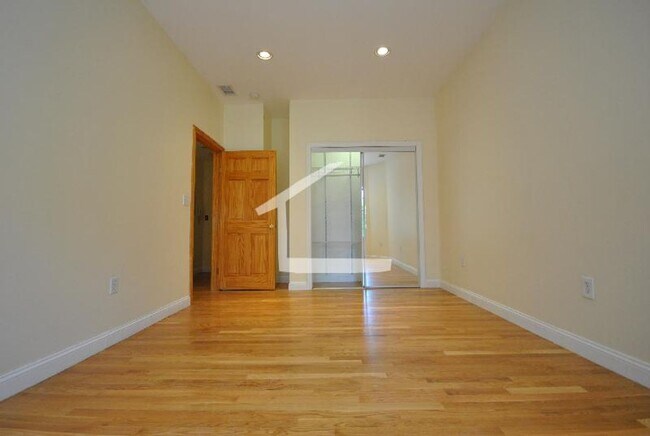 Building Photo - Charming 3 Bedroom -No Broker Fees