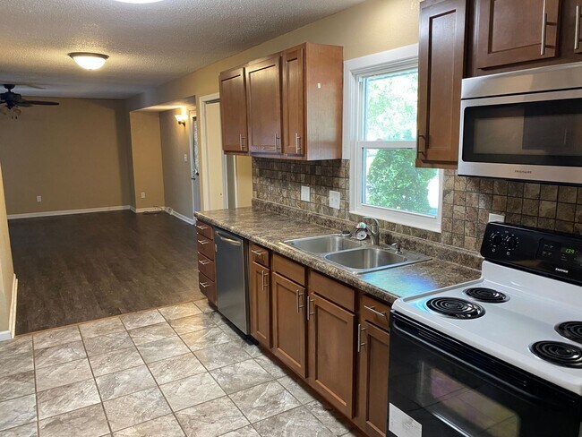 Foto del edificio - Check Out This Huge 4-Bedroom House!