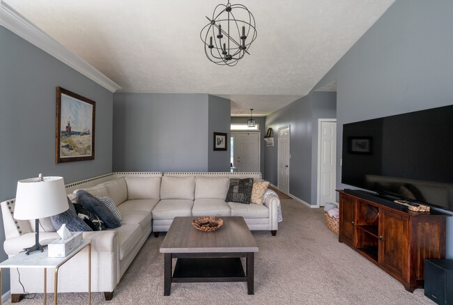 Living Room & Front Entry - 5686 Barcroft Dr SW
