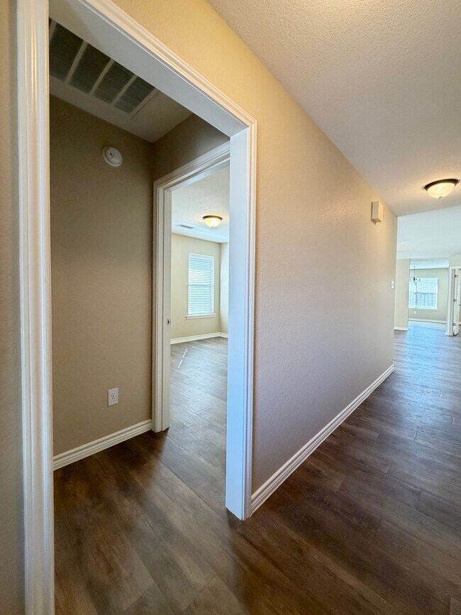 Building Photo - 5109 Graceland Dr