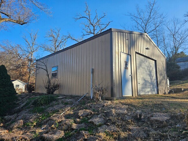 Building Photo - Beautiful Country Home