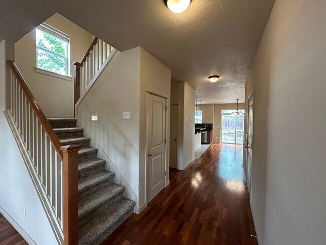 Building Photo - Spacious 4 Bed, 2.5 Bath Home!
