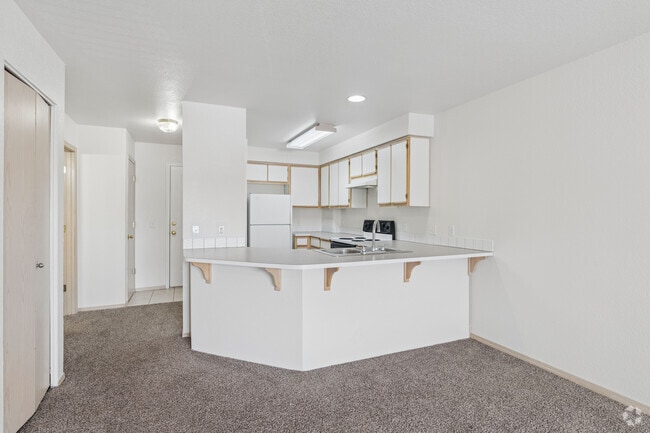 Studio - 530SF - Dining Room - Summit View
