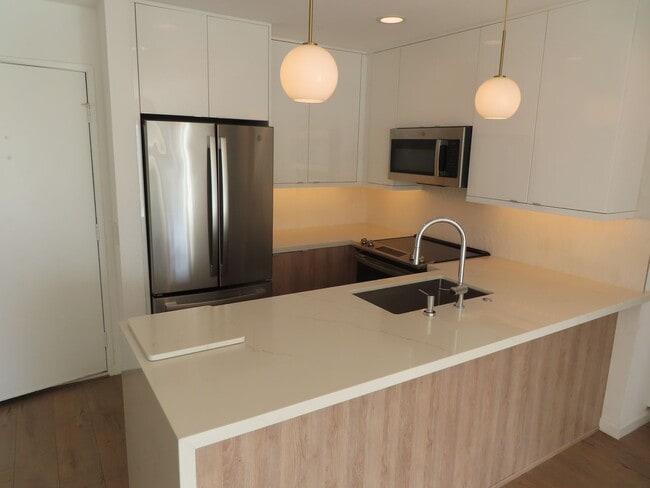 Building Photo - Perfectly located 2 bed, 2 bath condo in San Diego's Bay Ho area