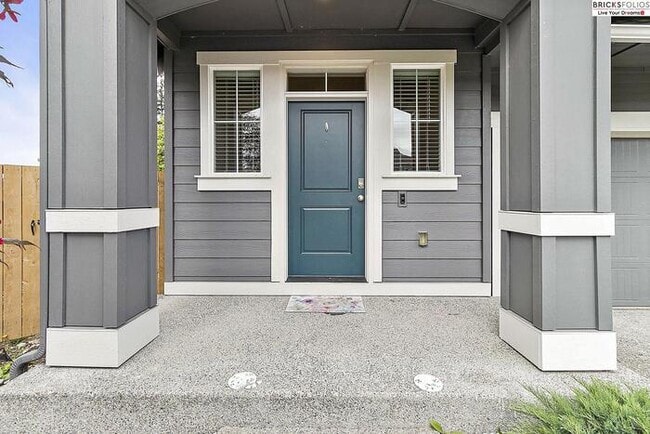 Building Photo - Puyallup Gem: Comfort and Style Combined!