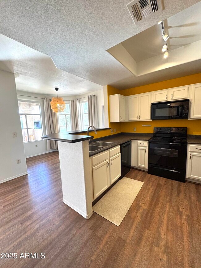 Foto del edificio - 3830 E Lakewood Pkwy W