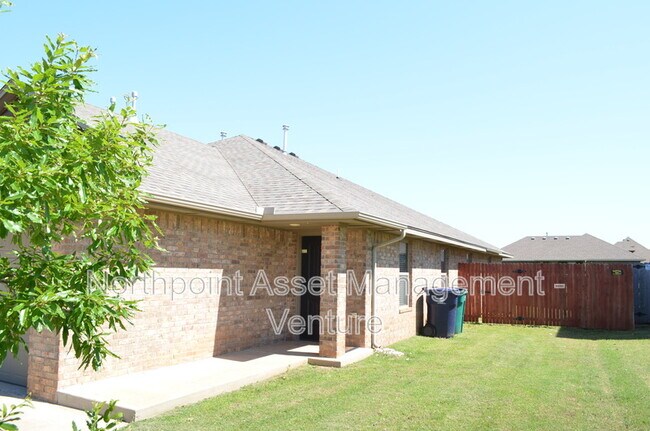 Building Photo - 8814 SW 45th St