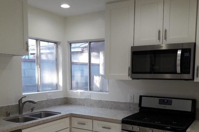 Quartz countertps - 512 N Lucia Ave