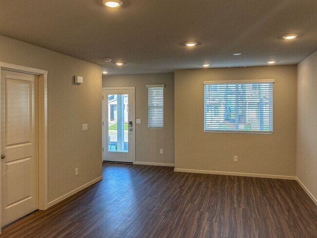 Foto del edificio - New Townhome 3 Bedroom Available now in Smith Creek Neighborhood