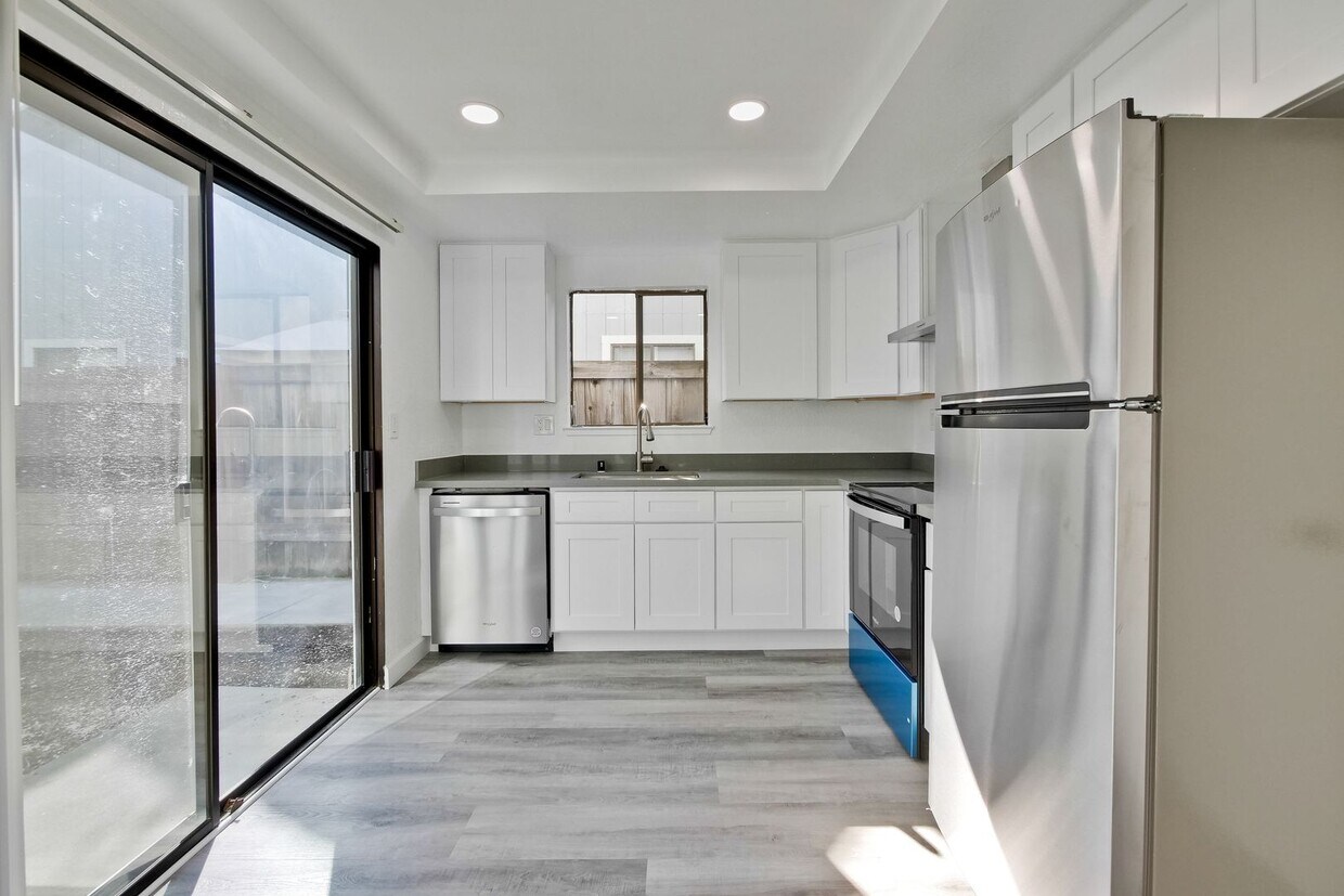 Welcome to this 3 bedroom 2 bath Just updated Townhome located in South San Jose. - Welcome to this 3 bedroom 2 bath Just updated Townhome located in South San Jose.