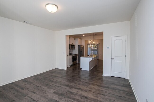 Building Photo - BEAUTIFUL 2 Bedroom Townhome in MIDLAND AVAILABLE JUNE 2026