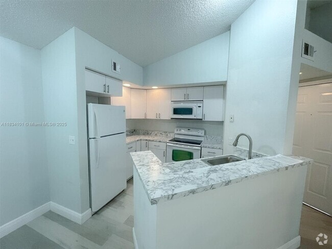 Building Photo - 3310 Pinewalk Dr N