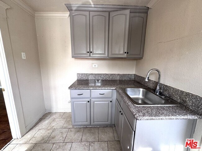 Foto del edificio - 841 W 64th St