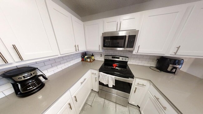 Building Photo - 1610 Waterston Ave