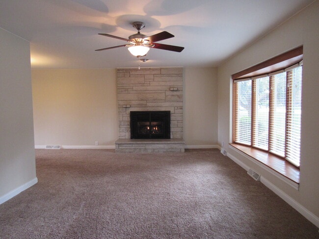 Building Photo - 233 Manor Dr