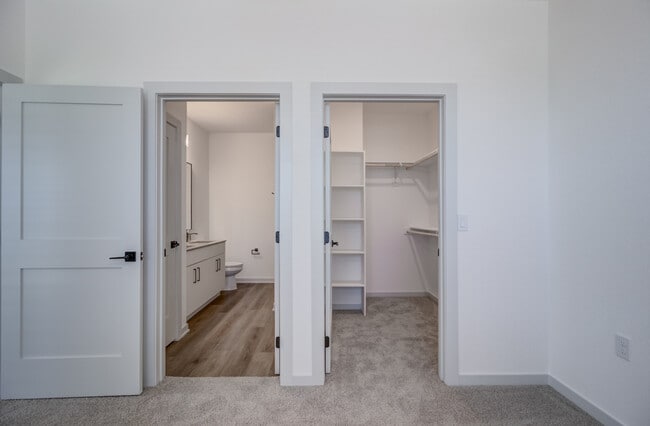 Dos puertas contiguas revelan todo lo que cabría esperar de una suite principal: un baño privado y un vestidor con estanterías a medida. - Garrett Forum