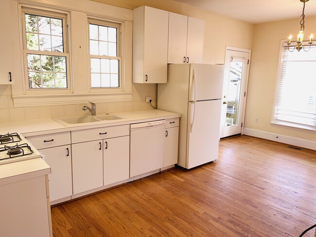 Building Photo - 307 Perry St