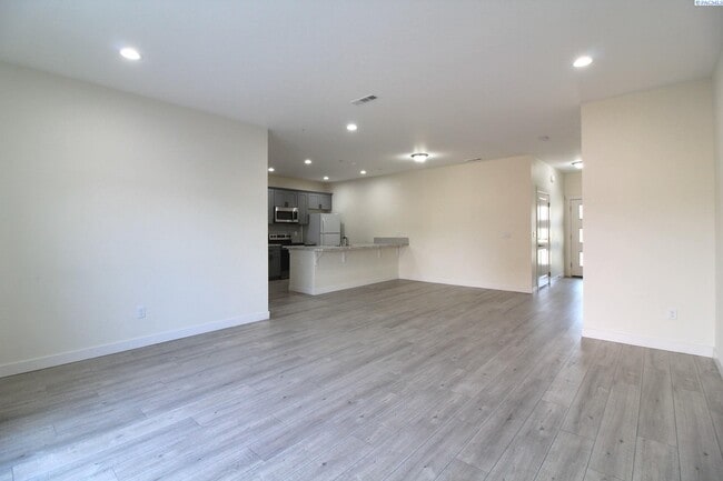 Building Photo - 3 Bed/2.5 Bath + Flex Room Townhouse in Ke...