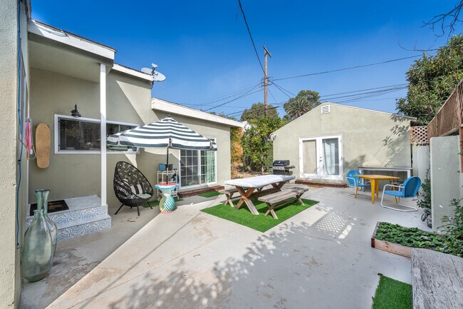 Building Photo - 4424 Campbell Drive, Back Bungalow